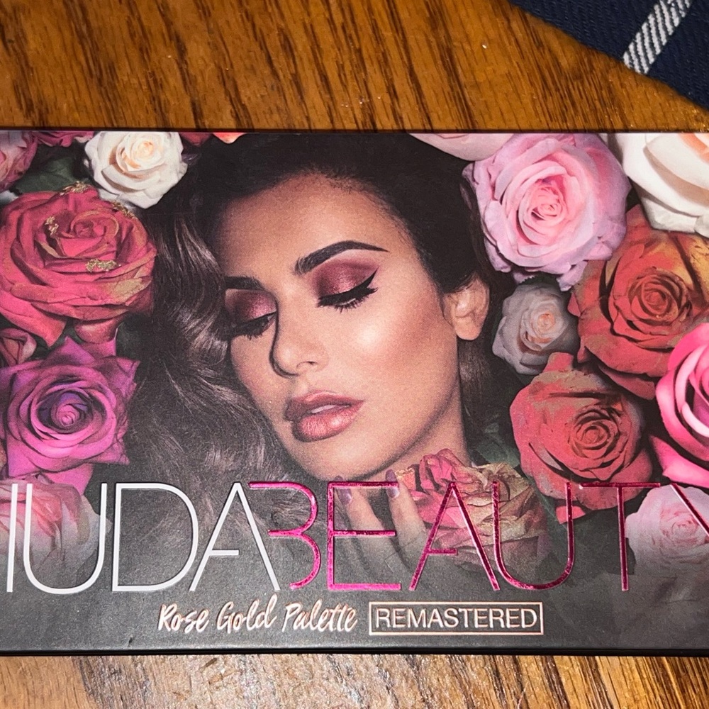 HUDA BEAUTY Rose Gold Palette Remastered - Vibrant Pink and Gold Shades
